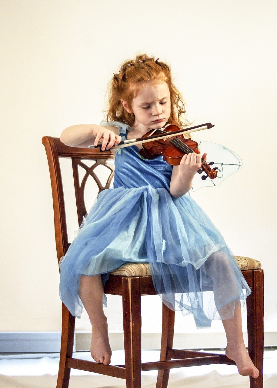 Penser à faire jouer avec un enfant, un instrument de musique viable 